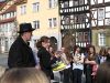 Mary Fischer und Hartmut Rosinger (Mitglieder des Kulturverein Stadtmauerturm) beginnen die thematische Stadtführung